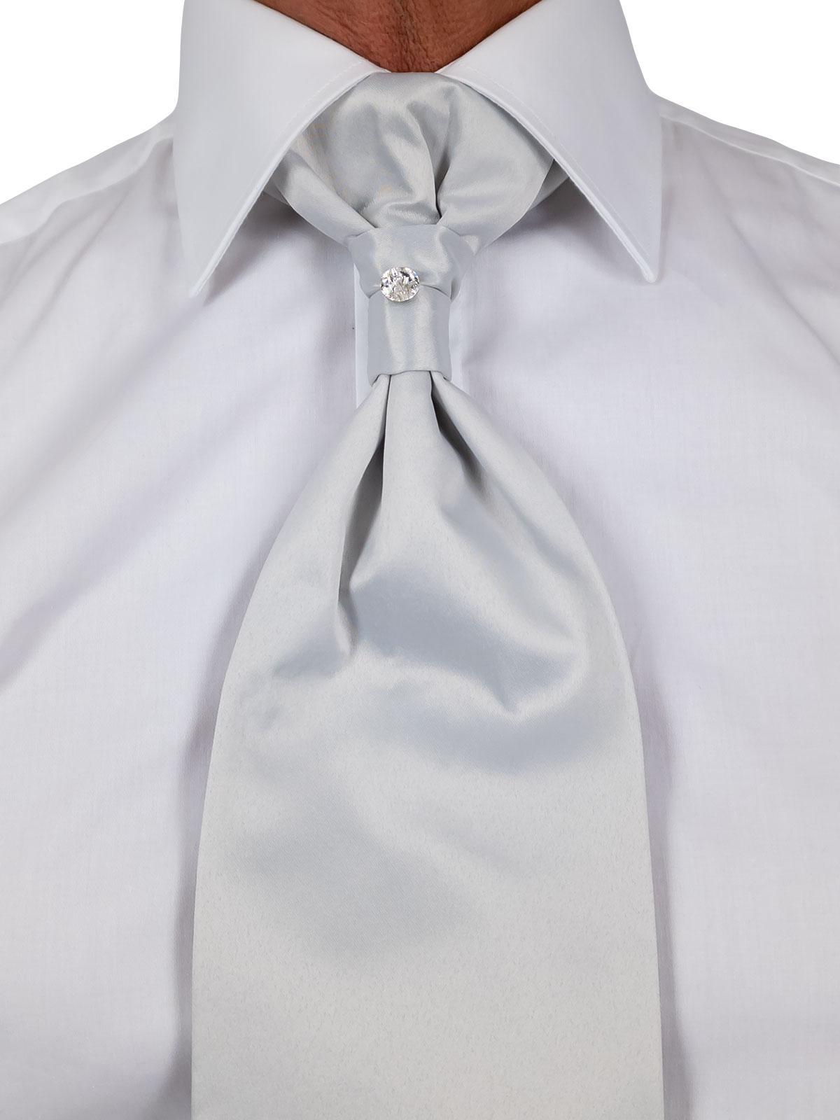 sposo nodo cravatta per cerimonia